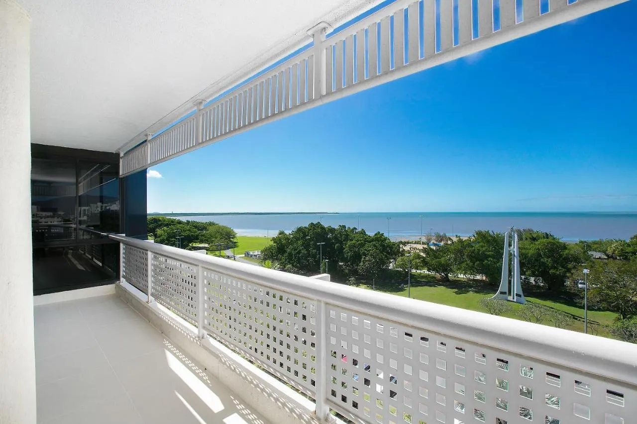 Cairns Luxury Seaview Apartment