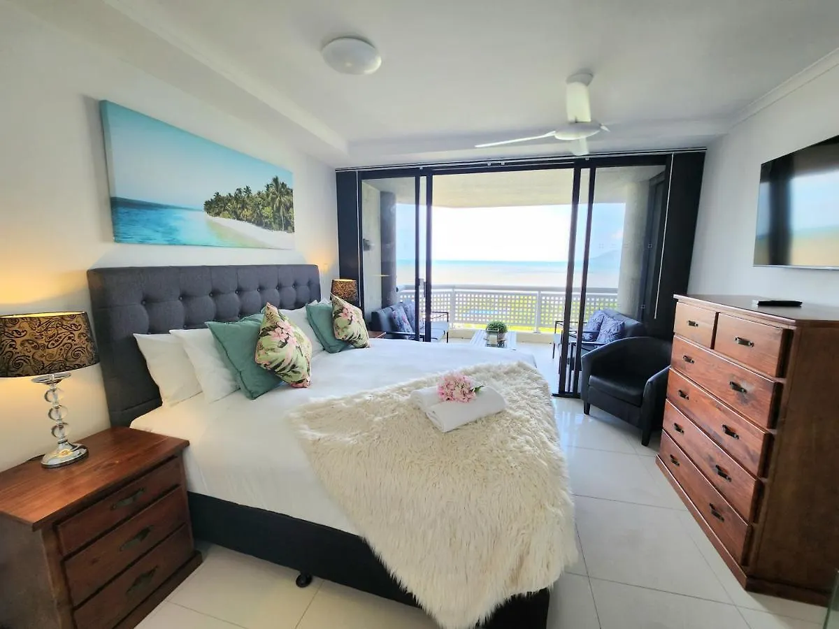 Cairns Luxury Seaview Apartment