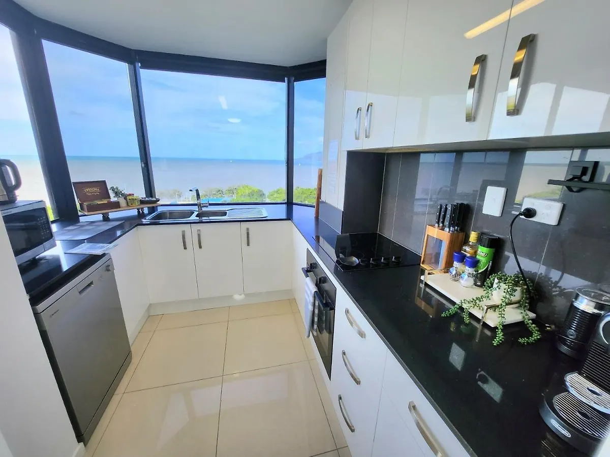 Cairns Luxury Seaview Apartment