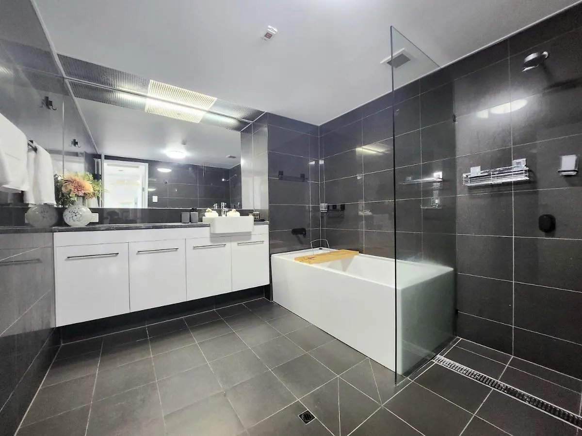 Cairns Luxury Seaview Apartment
